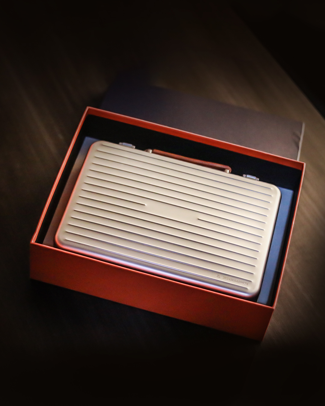 Luxury Aluminium Alloy Cigar Humidor Portable Cigar Storage Box Cedar Wood Interior Holds 20 Cigars