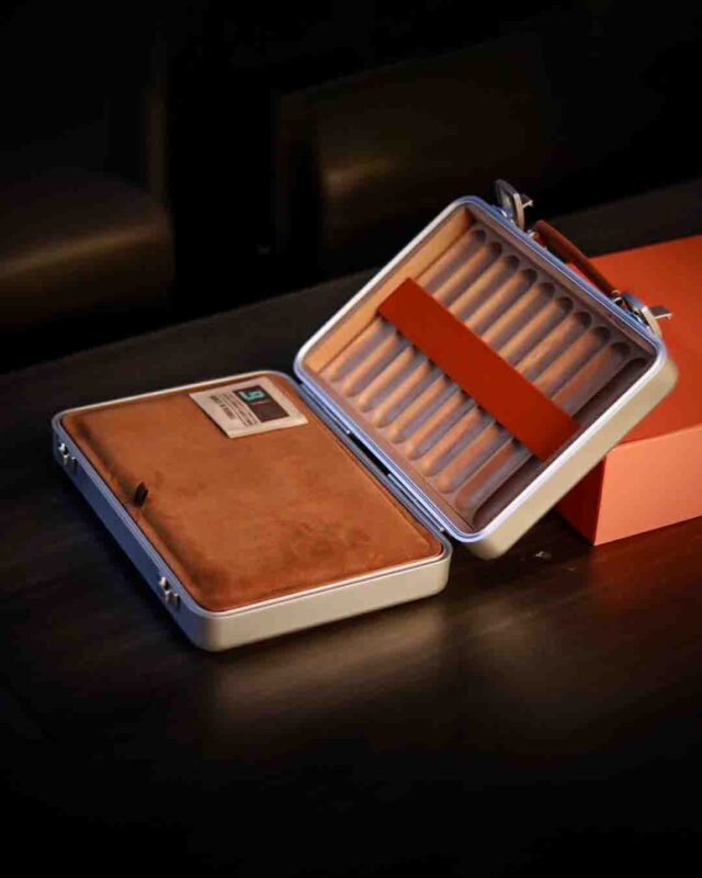 Luxury Aluminium Alloy Cigar Humidor Portable Cigar Storage Box Cedar Wood Interior Holds 20 Cigars