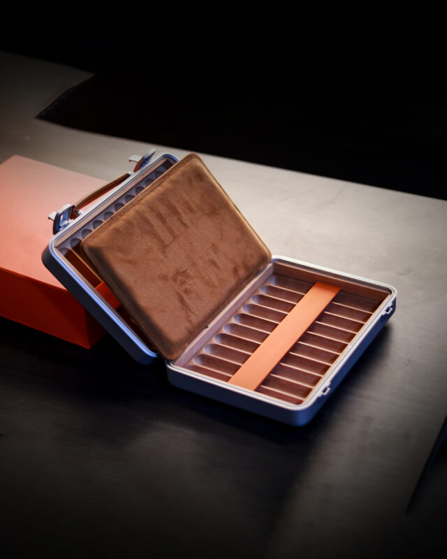 Luxury Aluminium Alloy Cigar Humidor Portable Cigar Storage Box Cedar Wood Interior Holds 20 Cigars