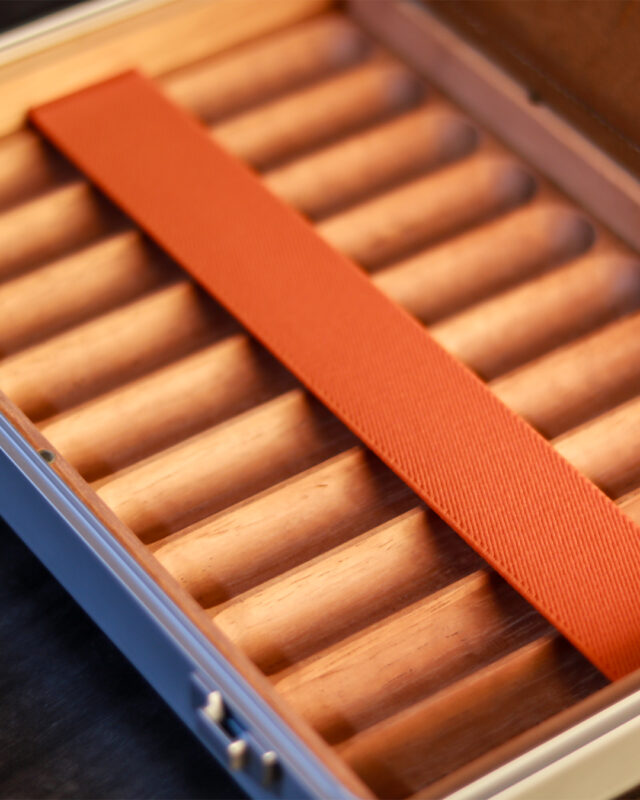 Luxury Aluminium Alloy Cigar Humidor Portable Cigar Storage Box Cedar Wood Interior Holds 20 Cigars