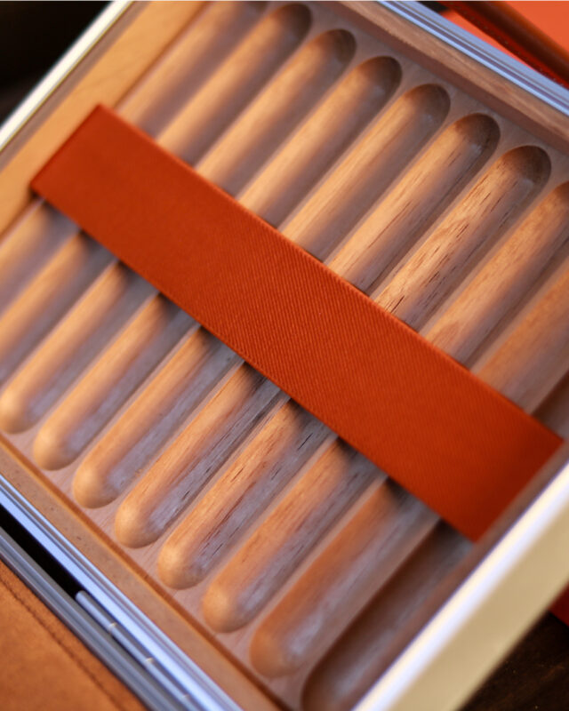 Luxury Aluminium Alloy Cigar Humidor Portable Cigar Storage Box Cedar Wood Interior Holds 20 Cigars