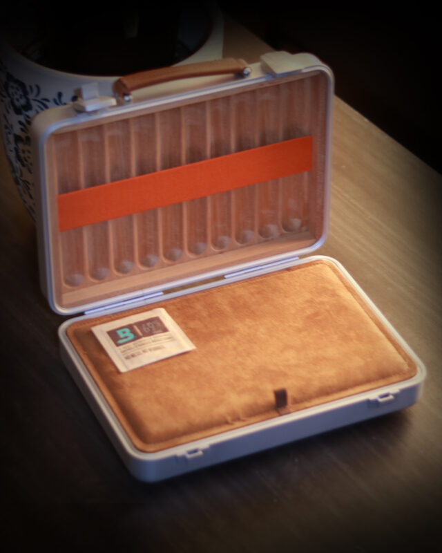 Luxury Aluminium Alloy Cigar Humidor Portable Cigar Storage Box Cedar Wood Interior Holds 20 Cigars