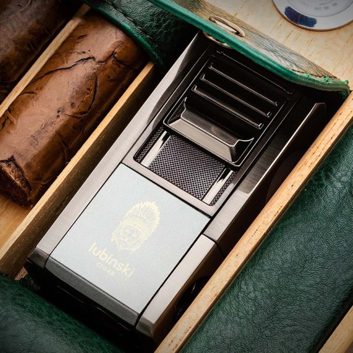 Lubinski Travel Humidor with Premium Lighter Set – 6 Cigar Capacity, Premium quality lighter, Cedar Wood Hydrometer, Portable Cigar Case with Humidity Control, Elegant Green Design