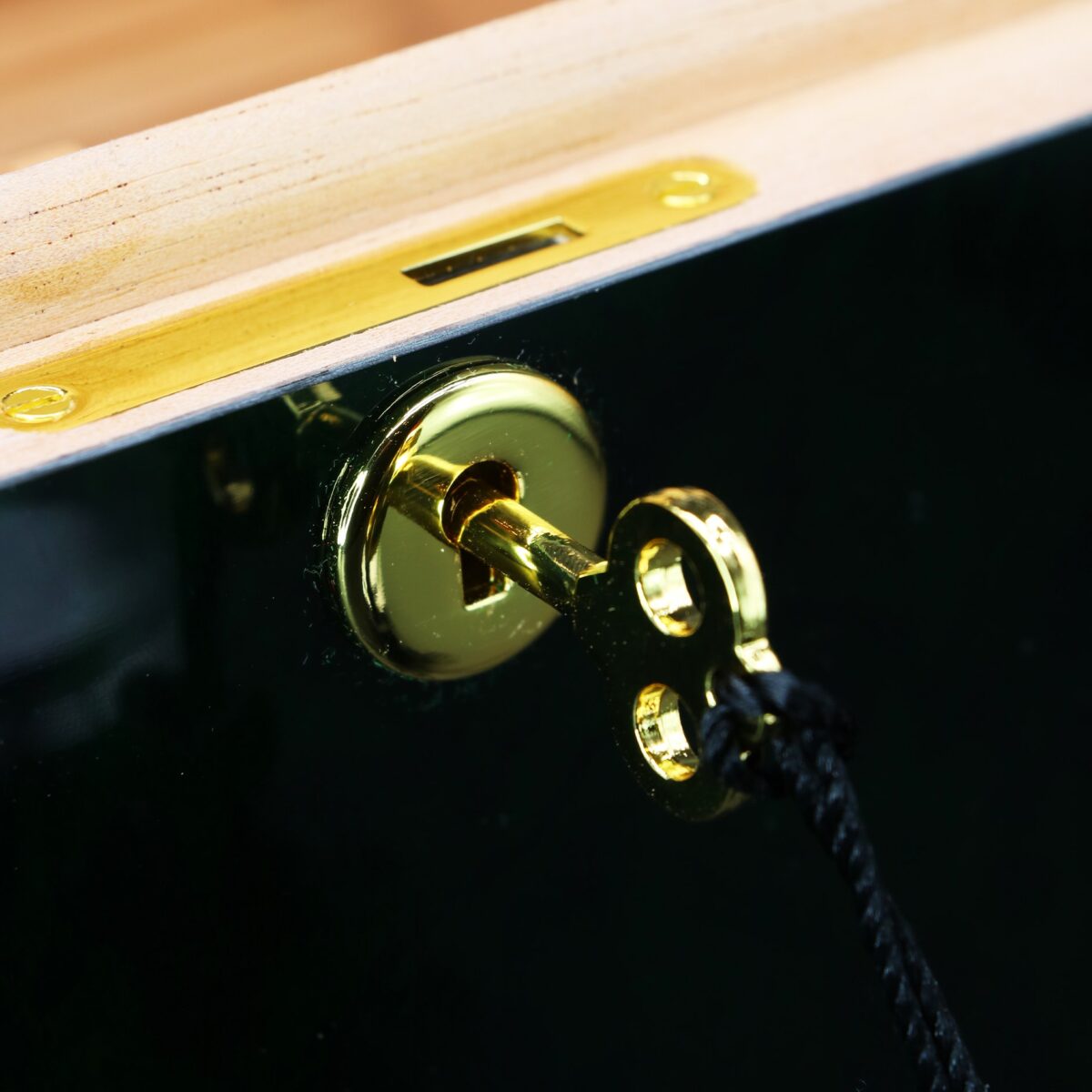 DONATUS Luxury Dark Green Desktop Cigar Humidor – 200 Cigar Capacity, Premium Quality with Hygrometer inbuild & Key Lock | Perfect Gift for Cigar Enthusiasts